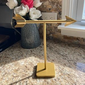 Metal Arrow Valentines Jewelry Stand
